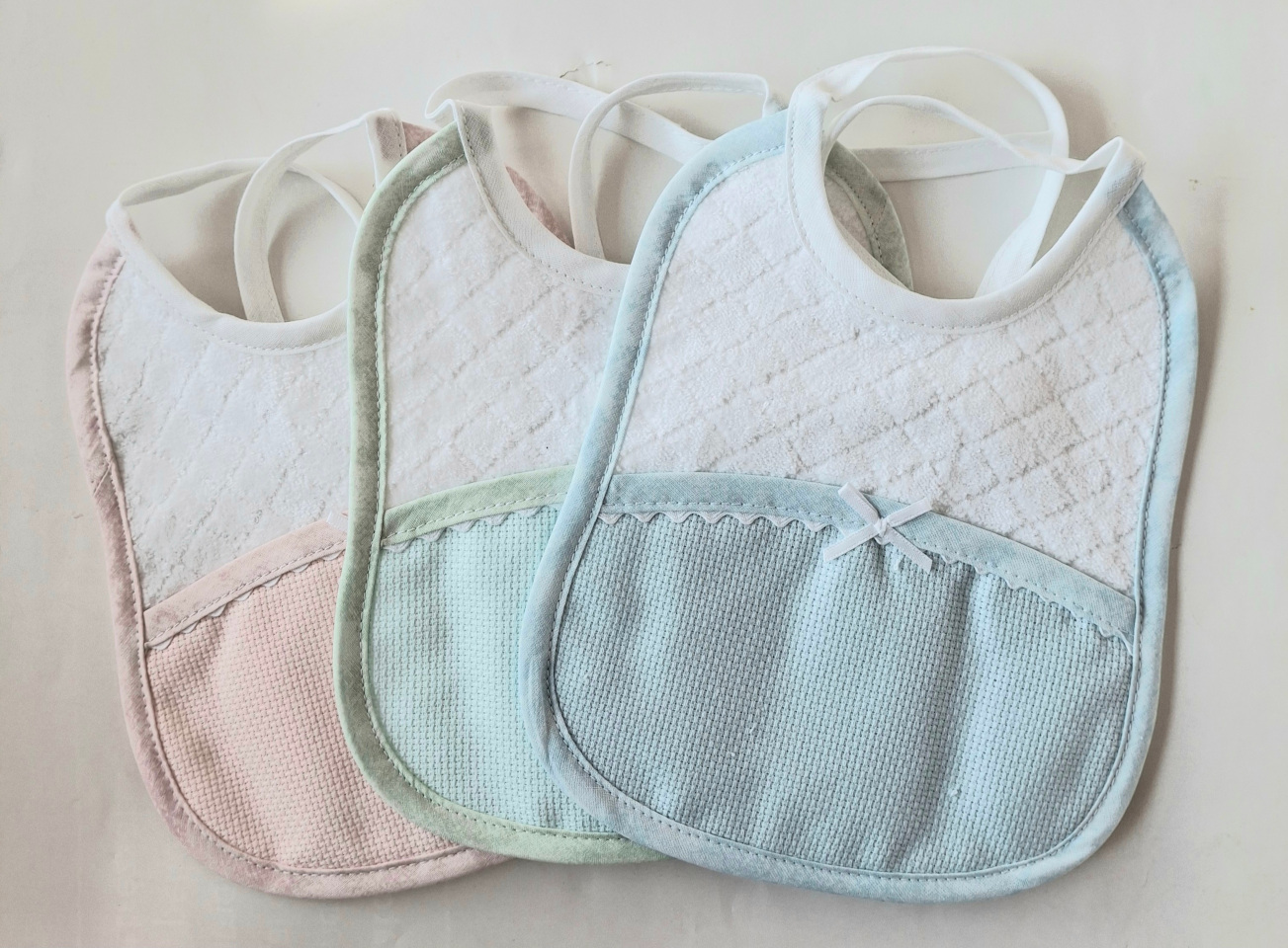 Art.11133 Tris di bavaglini fiocchetto